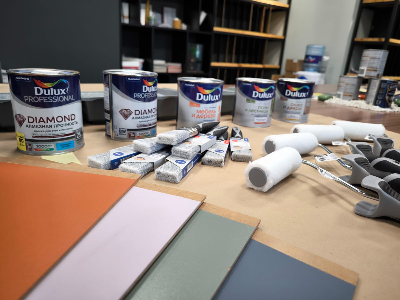 Практика нанесения красок Luxium by Dulux с помощью инструмента Hansa